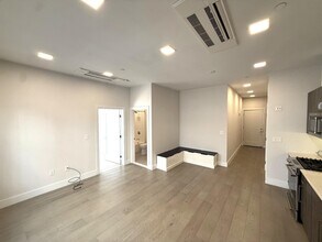 24 Rush St, Unit E in Somerville, MA - Foto de edificio - Building Photo