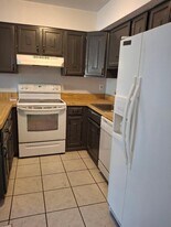 247 Cottonwood Rd in Newington, CT - Building Photo