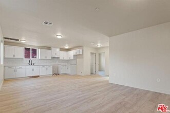 831 E 83rd St, Unit 3 in Los Angeles, CA - Foto de edificio - Building Photo