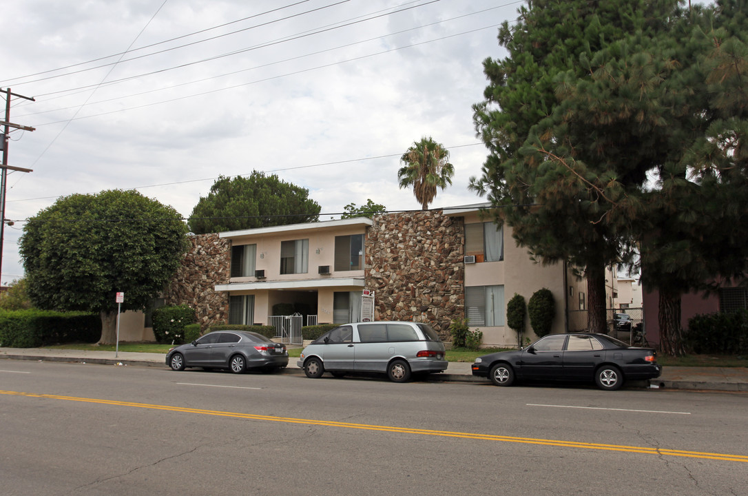 Saticoy West Apartments in Van Nuys, CA - Building Photo