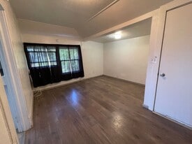 377 SE Ella St in Roseburg, OR - Building Photo