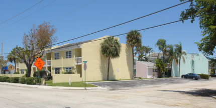 2131 E Sample Rd in Lighthouse Point, FL - Building Photo - Building Photo