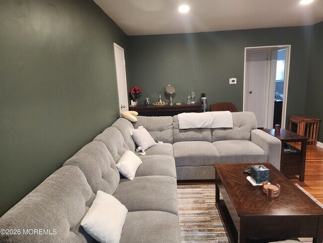 304 South St in Eatontown, NJ - Building Photo - Building Photo