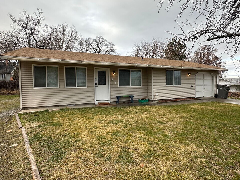 51 N Lyle St in Kennewick, WA - Building Photo