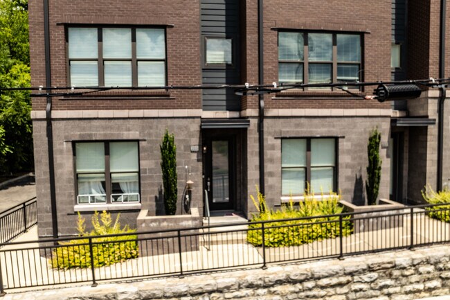 900 Meridian Townhomes in Nashville, TN - Foto de edificio - Building Photo