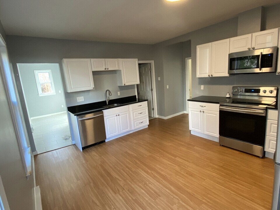 10 Sterling St in Worcester, MA - Building Photo
