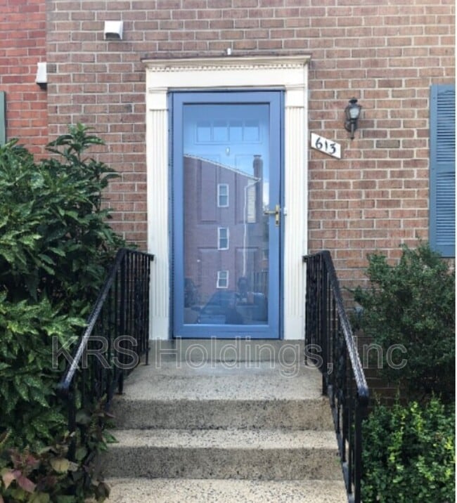 property at 613 N Abingdon St