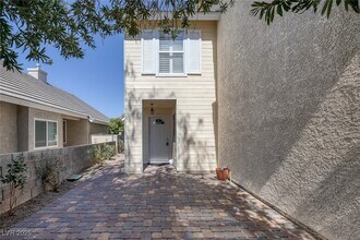 1701 Duarte Dr in Henderson, NV - Foto de edificio - Building Photo