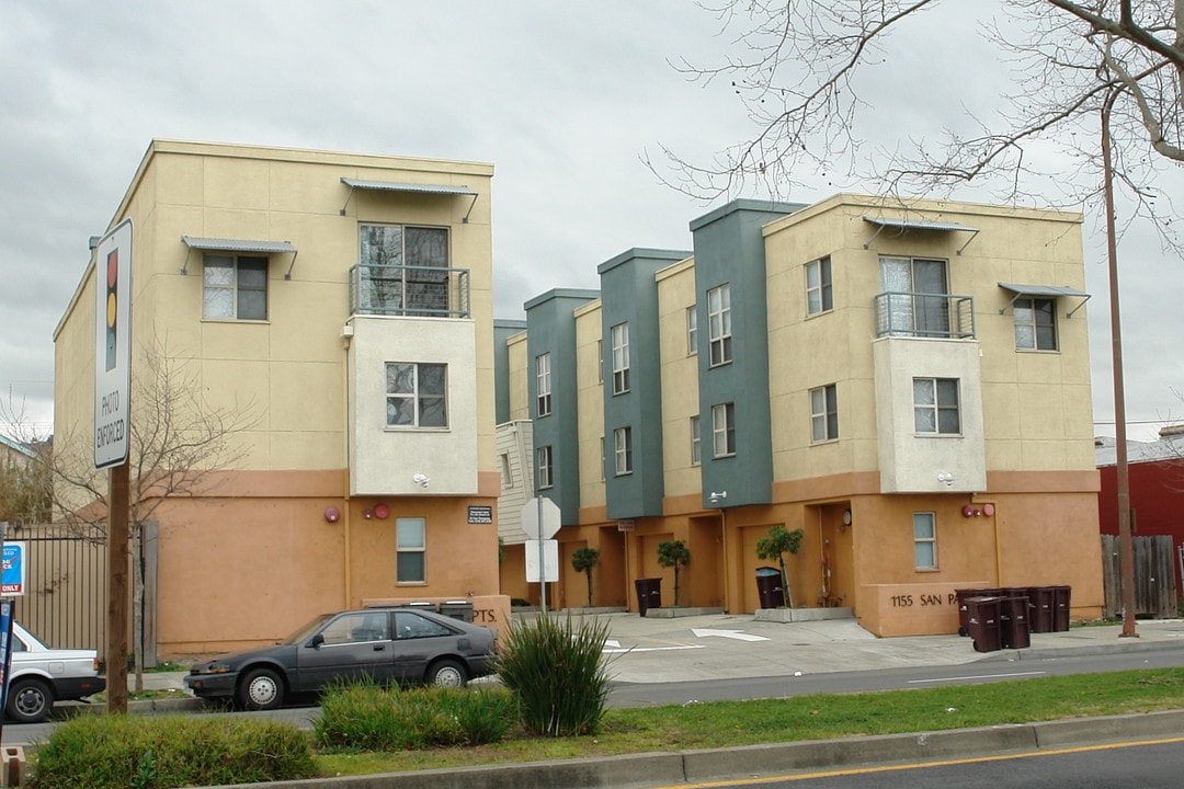 Creekside Apartments in Albany, CA - Building Photo