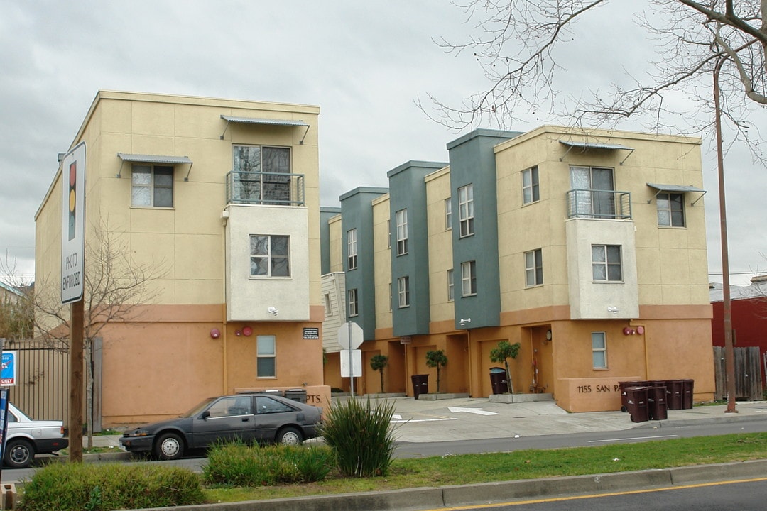 Creekside Apartments in Albany, CA - Foto de edificio