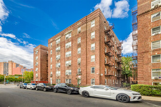 10615 Queens Blvd in Forest Hills, NY - Building Photo - Building Photo