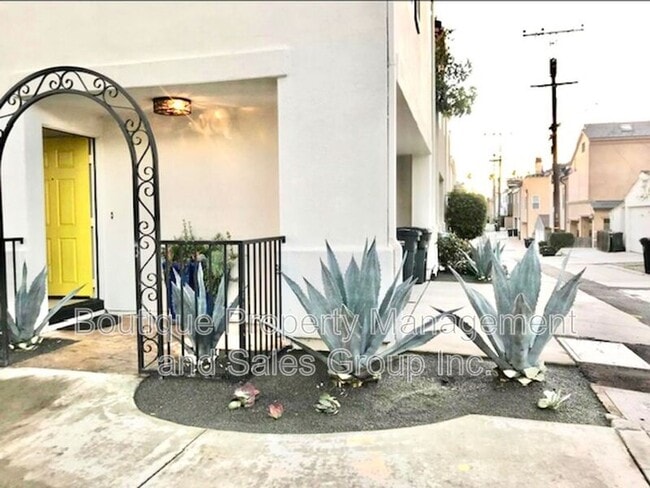 445 1/2 Begonia Ave in Newport Beach, CA - Foto de edificio - Building Photo