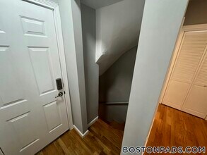 33 Hancock St, Unit 1 in Somerville, MA - Building Photo - Building Photo