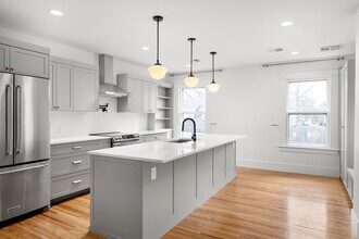 349 Elmwood Ave, Unit 2 in Buffalo, NY - Building Photo - Building Photo