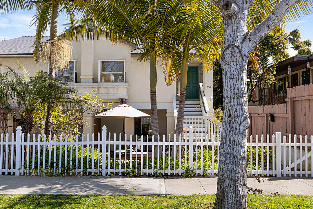 737 3rd St in Encinitas, CA - Building Photo