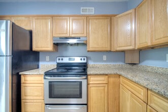 100 Chaucer Rd in Mount Laurel, NJ - Building Photo - Building Photo