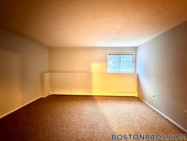 715 N Main St, Unit 6 in Fall River, MA - Foto de edificio - Building Photo