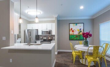 15135 Memorial Dr in Houston, TX - Building Photo - Building Photo