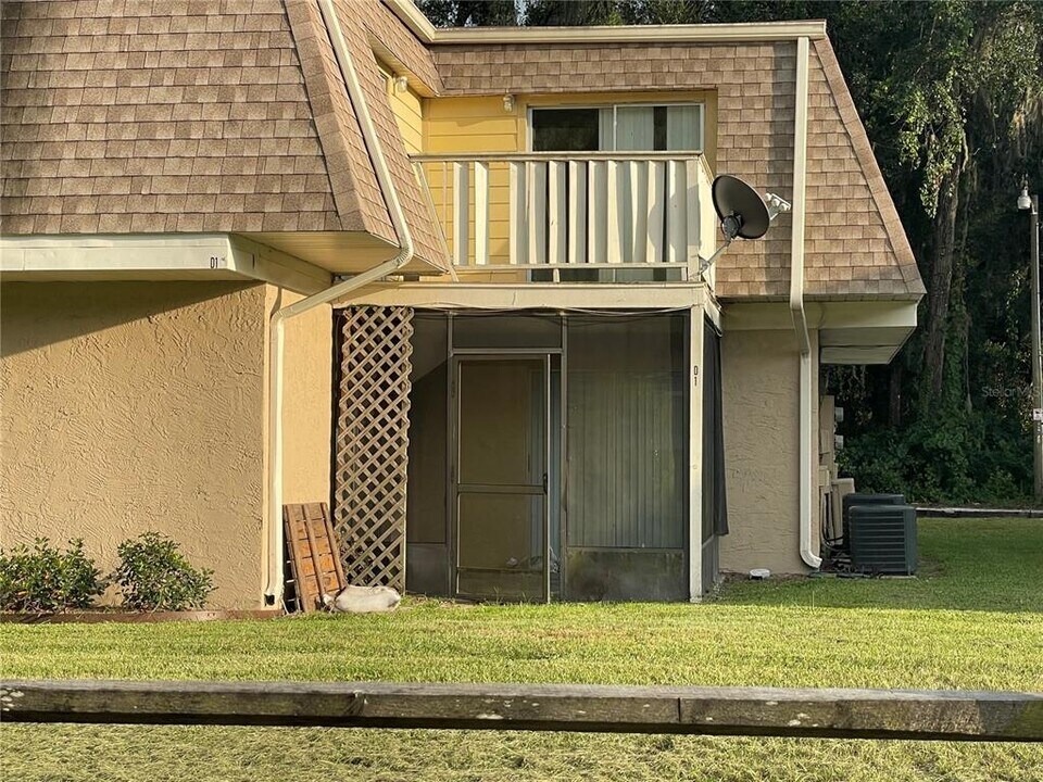 1193 CR 463 in Lake Panasoffkee, FL - Building Photo