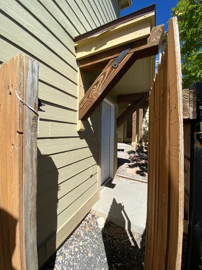 1402 E Scarlet Dr in Flagstaff, AZ - Building Photo - Building Photo