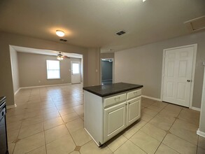 6014 Bear Canyon in San Antonio, TX - Building Photo - Building Photo