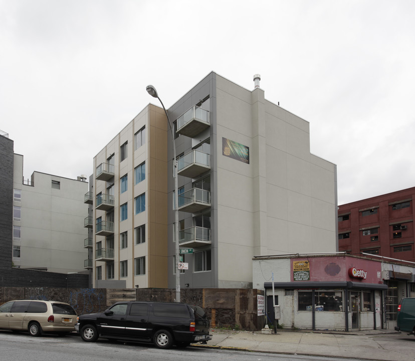 421 Union Ave in Brooklyn, NY - Building Photo