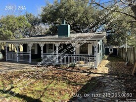 18214 Scenic Loop Rd in Helotes, TX - Building Photo