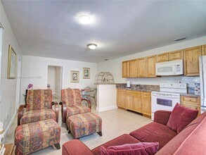 3305 SW 114th Ct, Unit 2 in Miami, FL - Foto de edificio - Building Photo