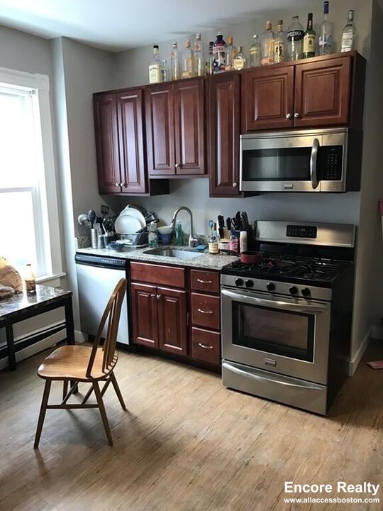 8 Sunset St, Unit 1 in Boston, MA - Building Photo