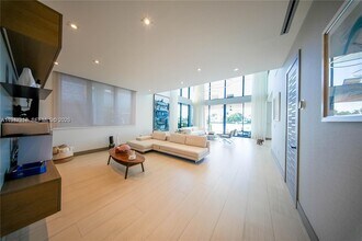 7520 W Treasure Dr in North Bay Village, FL - Building Photo - Building Photo