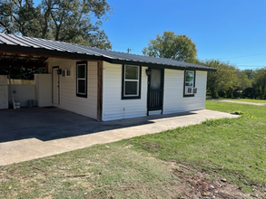 1406 Blair St in Gonzales, TX - Foto de edificio - Building Photo