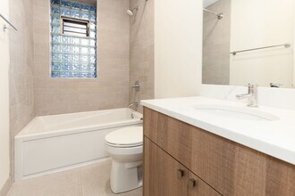 2009 W Cortez St, Unit 13 in Chicago, IL - Building Photo - Building Photo