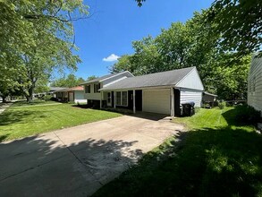 1207 Sandburg Dr, Unit The Sandburg in Bloomington, IL - Building Photo - Building Photo