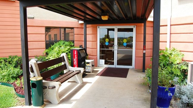 Nueces Bend Senior Housing in San Antonio, TX - Foto de edificio - Building Photo