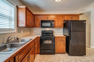 137 Cypress Ct in Canton, GA - Building Photo - Building Photo