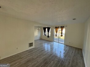 2511 Pine Tree Trail in College Park, GA - Building Photo - Building Photo