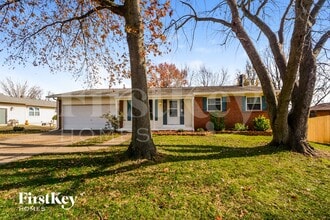 1036 Drexel Dr in St. Charles, MO - Foto de edificio - Building Photo