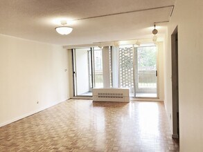 99 Pond Ave, Unit 218 in Brookline, MA - Foto de edificio - Building Photo