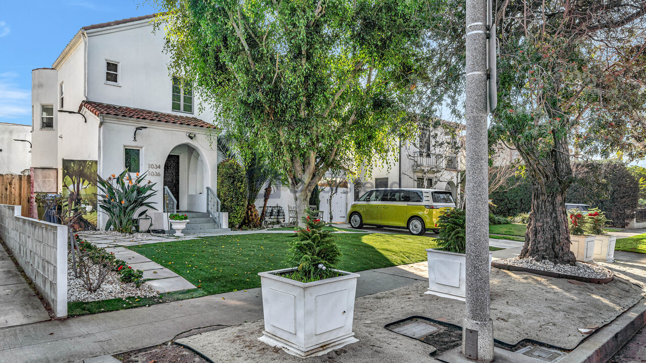 1034 Hi Point St in Los Angeles, CA - Building Photo