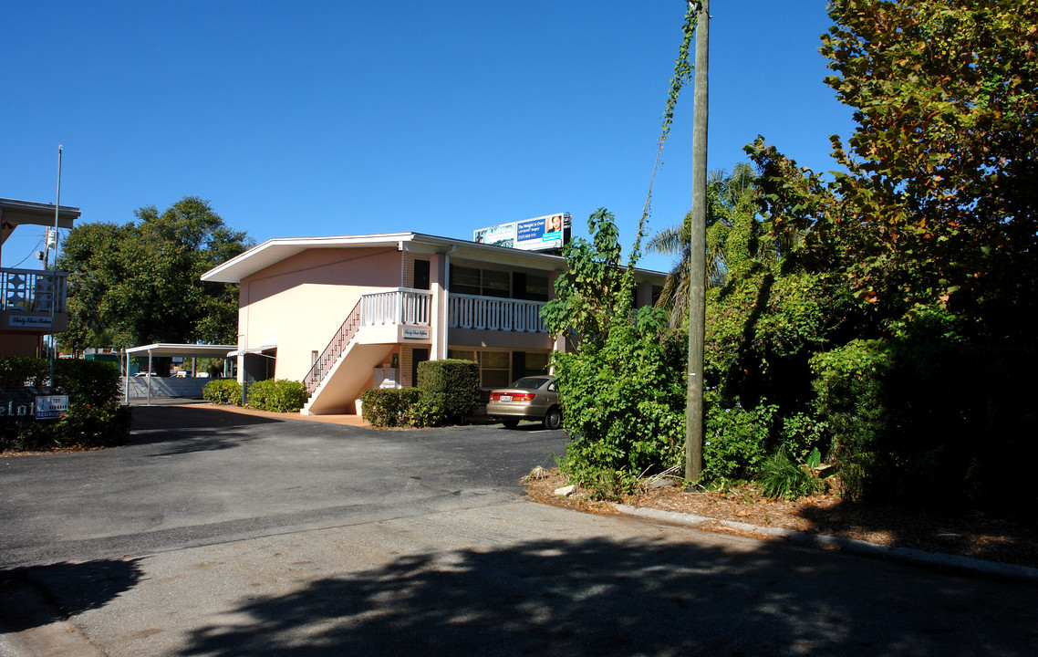 Camelot Apartments in St. Petersburg, FL - Foto de edificio