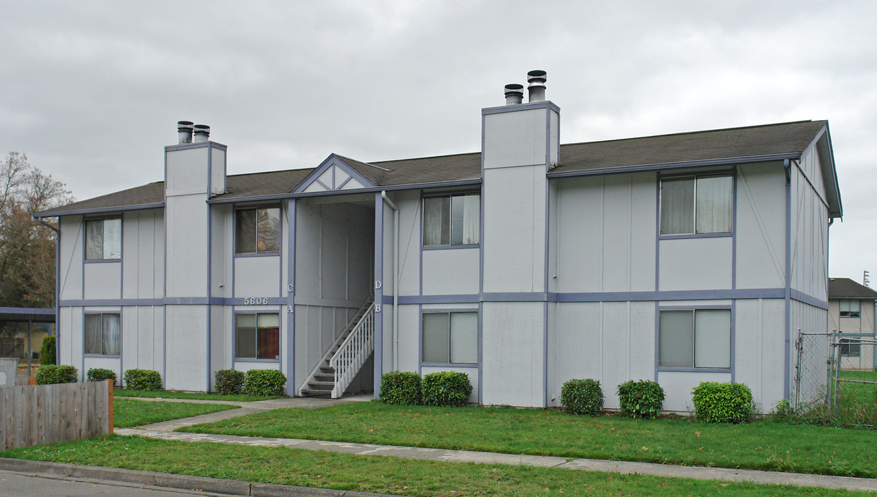 5606 Parker Rd in Sumner, WA - Foto de edificio