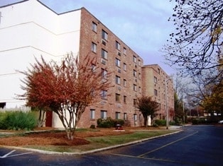 Hampton House Apartments in Greenwood, SC - Building Photo