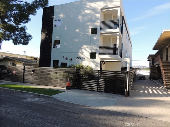 22735 Del Valle St, Unit 3 in Los Angeles, CA - Foto de edificio - Building Photo