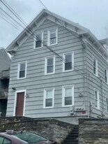 411 School St in Putnam, CT - Building Photo