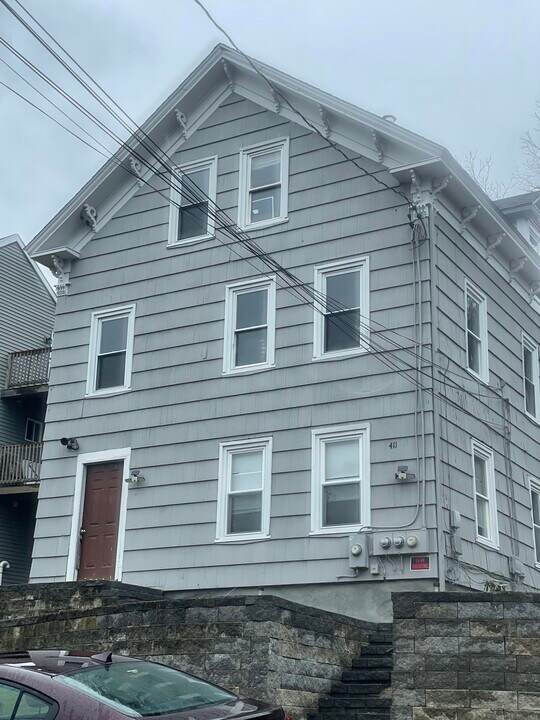 411 School St in Putnam, CT - Building Photo