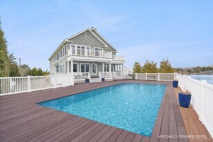 176 Beach Ln in Westhampton Beach, NY - Building Photo