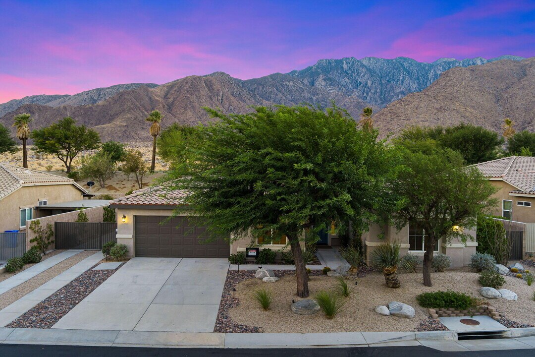 1197 Oro Ridge in Palm Springs, CA - Building Photo