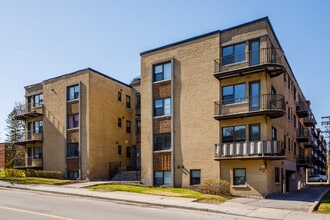 Jardins Decelles in Montréal, QC - Building Photo - Building Photo