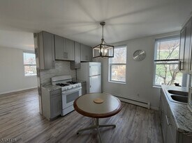 114 Center St in Clifton, NJ - Building Photo