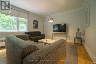 230 S Kingsway in Toronto, ON - Building Photo - Building Photo